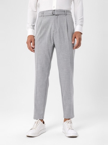 Antioch Конический (Tapered) Плиссированные брюки в Серый: спереди