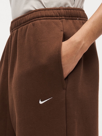ruda Nike Sportswear Siaurėjantis Kelnės 'Studio Fleece'