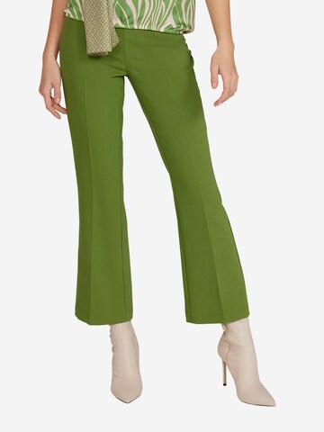 Flared Pantaloni con piega frontale di MORE & MORE in verde: frontale