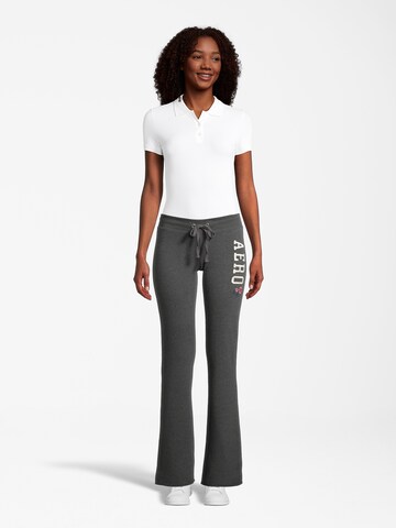 évasé Pantalon AÉROPOSTALE en gris