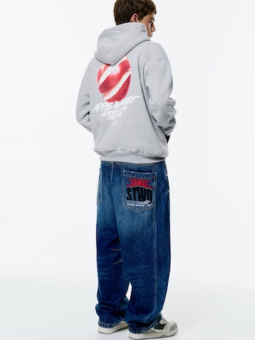Pull&BearSweater majica 'MANZANA STWD' - siva boja: prednji dio