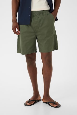 Matinique Regular Chino 'Noram' in Groen: voorkant