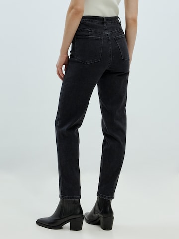 EDITED Slimfit Jeans 'Jeylana' in Zwart