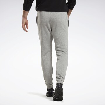 Effilé Pantalon de sport Reebok en gris