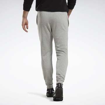 Tapered Pantaloni sportivi di Reebok in grigio