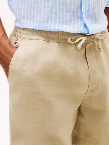Loosefit Pantalon chino TOMMY HILFIGER en beige