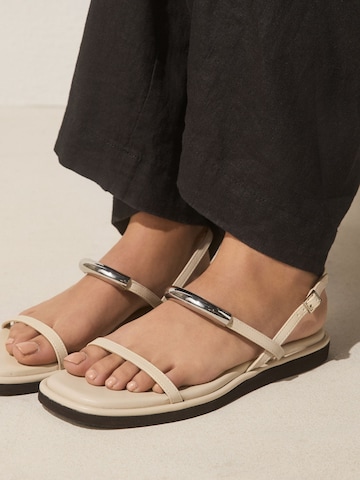 Next - Sandalias con hebilla 'Forever Comfort®' en blanco
