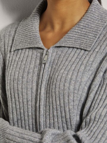 MADELEINE Strickjacke in Grau