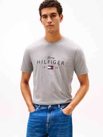 Maglietta 'BRAND LOVE' di TOMMY HILFIGER in grigio: frontale