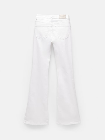 Pull&Bear Flared Jeans in Weiß
