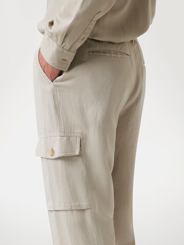GUESS Regular Cargo Pants in Beige
