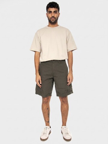 PENFIELD Luźne Spodnie 'P Bear Vargo Shorts Forest Night' w kolorze zielony: przód