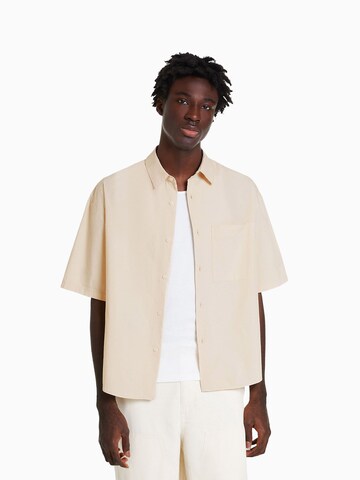 Comfort fit Camicia di Bershka in beige: frontale