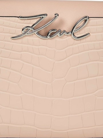 Karl Lagerfeld Käsilaukku 'Karl Lagerfeld Sac Bandoulière Signature Mini Croco Cuir Rose Nude' värissä vaaleanpunainen