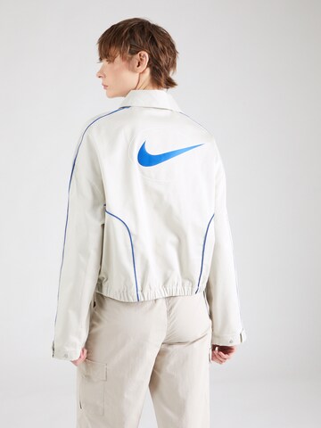 Nike Sportswear Φθινοπωρινό και ανοιξιάτικο μπουφάν σε γκρι: μπροστά