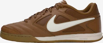 Baskets basses 'GATO' Nike Sportswear en marron : devant