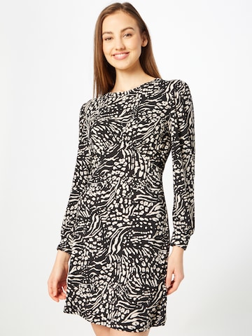 Rochie de la Oasis pe negru: față