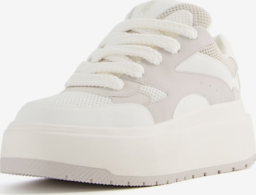 Sneaker bassa di Bershka in beige: frontale