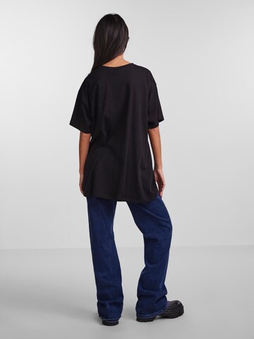 PIECES - Camiseta talla grande 'Rina' en negro
