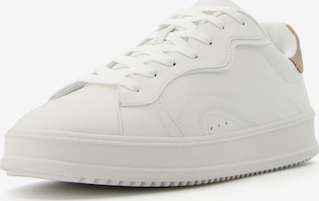 Bershka Sneakers in White: front