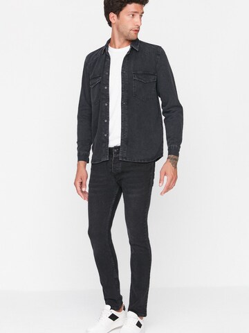 Trendyol Skinny Farkut värissä musta