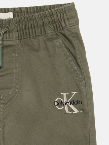 Calvin Klein Jeans Tapered Housut 'ESSENTIAL' värissä vihreä