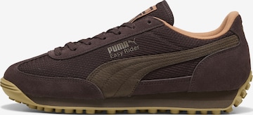 Baskets basses PUMA en marron : devant