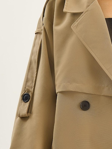 Cappotto di mezza stagione di Bianco Lucci in beige