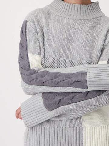 Pullover di monari in grigio