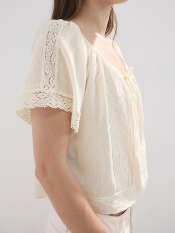 MANGO - Blusa 'EVA' en beige