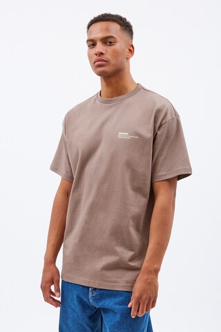 T-Shirt 'Trooper' Dr. Denim en marron : devant