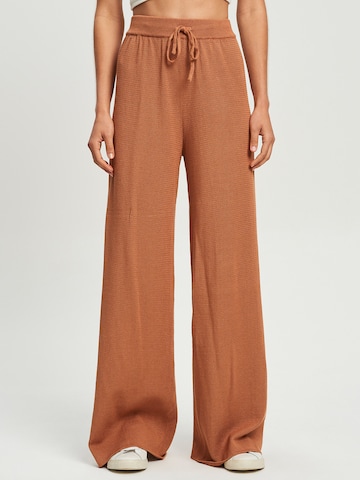 Calli Loose fit Trousers 'BYRON' in Brown: front