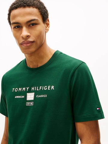 TOMMY HILFIGER Μπλουζάκι 'BRAND LOVE' σε πράσινο