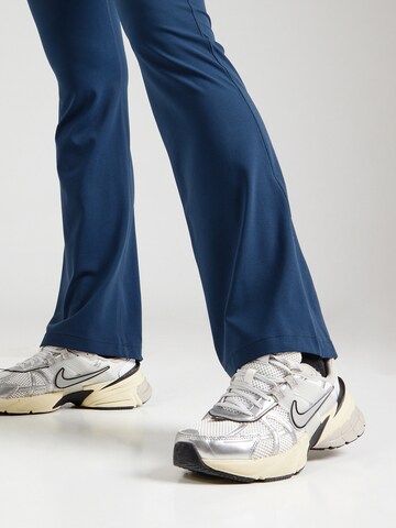 NIKE Rozkloszowany krój Spodnie sportowe 'ZENVY' w kolorze niebieski