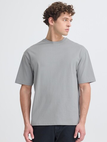 T-Shirt ' IDValmon ' INDICODE JEANS en gris : devant