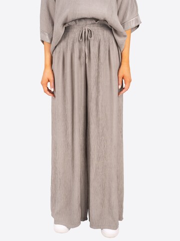Seasons of April Loosefit Broek 'Tessa' in Grijs: voorkant