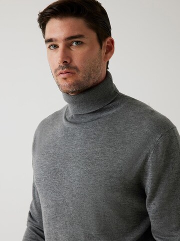 GUESS Sweater in Grey