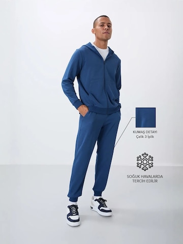 Tommy Life Joggingpak in Blauw: voorkant