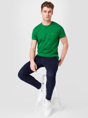 Tricou de la GANT pe verde