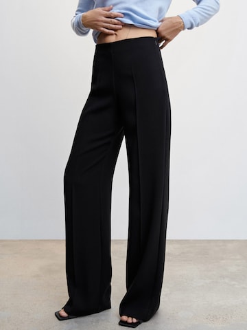 Wide leg Pantaloni cu dungă 'Palachin' de la MANGO pe negru: față