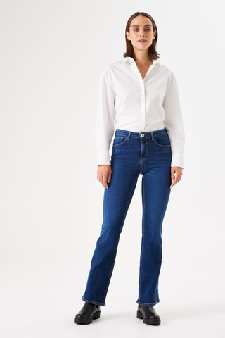 GARCIA Flared Jeans 'Celia' i blå: framsida