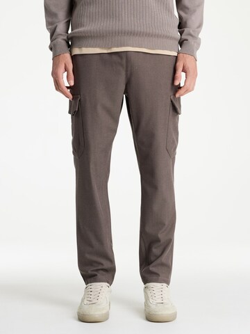Loosefit Pantalon cargo CHASIN' en marron : devant