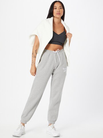 Effilé Pantalon Reebok en gris