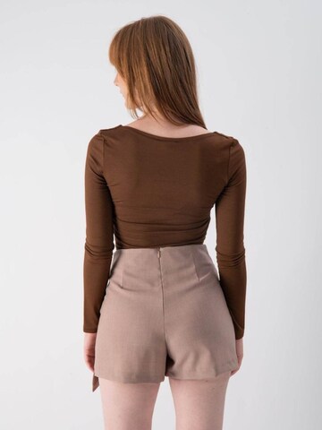 MND - Camiseta en marrón