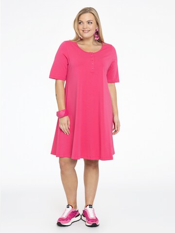 Yoek Kleid in Pink