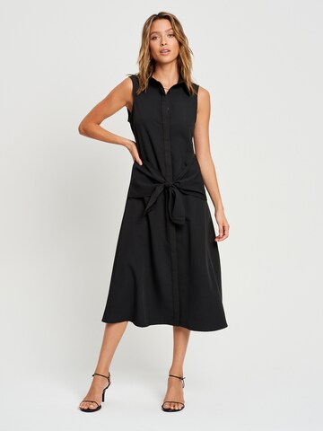 REUX - Vestido camisero 'SOMALI' en negro: frente