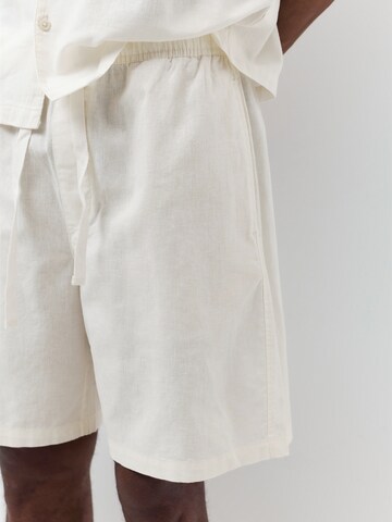 Pull&Bear Loose fit Trousers in White