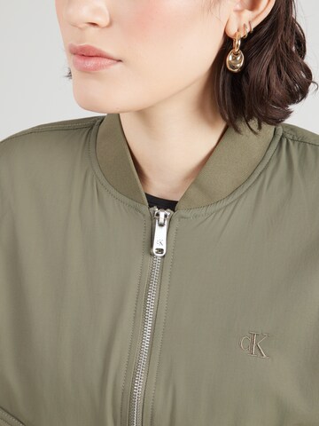 žalia Calvin Klein Jeans Standartinis Demisezoninė striukė 'ESSENTIAL'
