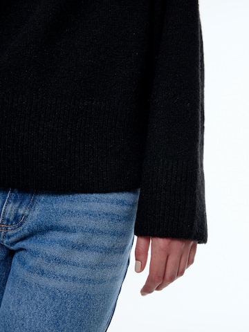 EDITED Пуловер 'Xamira' в черно