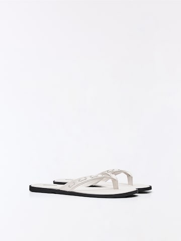 Flip-flops de la Bershka pe alb